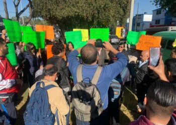 Bloquean transportistas Canal Nacional y Calzada de las Bombas por eliminación de rutas