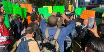 Bloquean transportistas Canal Nacional y Calzada de las Bombas por eliminación de rutas