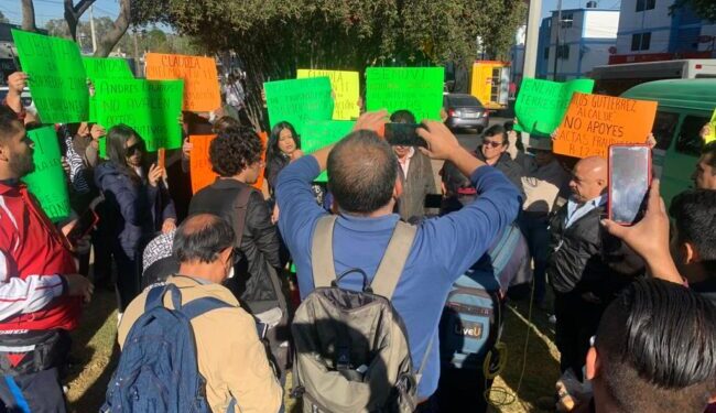Bloquean transportistas Canal Nacional y Calzada de las Bombas por eliminación de rutas