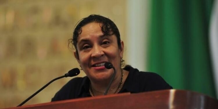 En el Congreso CDMX, Morena solicitó un punto de acuerdo contra la Alcaldía Álvaro Obregón, pero cuando se dieron cuenta de que la señalada no sería la actual edil, Lía Limón, sino la anterior, Layda Sansores, quisieron hacer trampa para que el Pleno votara otra cosa. Qué mal Valentina Batres.