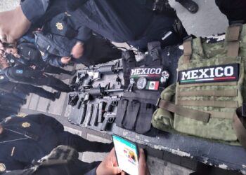 Después de una persecución y enfrentamiento con policías del Estado de México, un grupo de 7 presuntos delincuentes huyó hacia la Ciudad de México, en donde elementos de la corporación "Blindar ÁO" los detuvieron, en coordinación con la Secretaría de Seguridad Ciudadana.