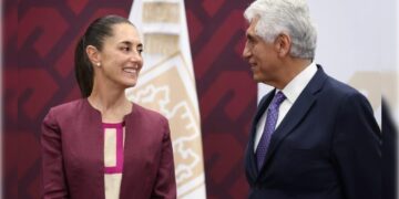 La jefa de Gobierno, Claudia Sheinbaum, anunció el apoyo de empresas privadas concesionarias de pozos en la capital, las cuales apoyarán con 7.7 millones de metros cúbicos de agua potable a la red de aguas de la ciudad, lo que equivale a más de 7 millones de tinacos de mil litros cada uno.