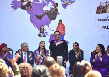 Muy del estilo de enviar mensajes políticos al estilo de la vieja escuela política, el presidente Andrés Manuel López Obrador dejó muy claro el pasado 8 de marzo –Día Internacional de las Mujeres–, quién es su favorita para la candidatura de Morena a la Ciudad de México: la secretaria de Seguridad Ciudadana, Rosa Icela Rodríguez.