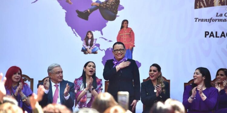 Muy del estilo de enviar mensajes políticos al estilo de la vieja escuela política, el presidente Andrés Manuel López Obrador dejó muy claro el pasado 8 de marzo –Día Internacional de las Mujeres–, quién es su favorita para la candidatura de Morena a la Ciudad de México: la secretaria de Seguridad Ciudadana, Rosa Icela Rodríguez.