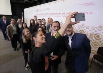 La jefa de Gobierno de la Ciudad de México Claudia Sheinbaum reiteró que está “puesta para la encuesta” y desmintió un video que ha viralizado en redes sociales, en el que se afirma que ya declinó sus aspiraciones presidenciales 2024 a favor del secretario de Relaciones Exteriores, Marcelo Ebrard Casaubon.