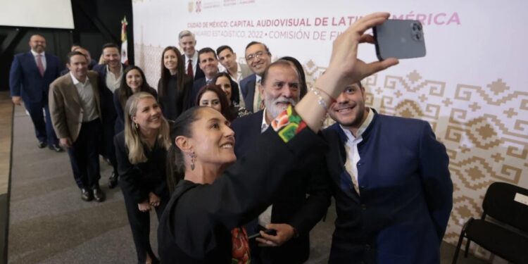La jefa de Gobierno de la Ciudad de México Claudia Sheinbaum reiteró que está “puesta para la encuesta” y desmintió un video que ha viralizado en redes sociales, en el que se afirma que ya declinó sus aspiraciones presidenciales 2024 a favor del secretario de Relaciones Exteriores, Marcelo Ebrard Casaubon.