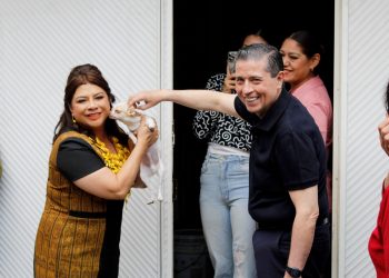 El alcalde de Coyoacán, Giovani Gutiérrez Aguilar, recibió a la jefa de Gobierno, Clara Brugada Molina, para llevar a cabo la jornada número 20 del Programa Casa por Casa que en esta ocasión correspondió al barrio de San Francisco Culhuacán en donde señalaron, con miras a la Copa Mundial de Fútbol, que las obras que se realizarán no solo serán coyunturales, sino de servicio permanente para la ciudadanía. FOTO: Especial