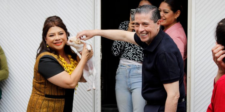 El alcalde de Coyoacán, Giovani Gutiérrez Aguilar, recibió a la jefa de Gobierno, Clara Brugada Molina, para llevar a cabo la jornada número 20 del Programa Casa por Casa que en esta ocasión correspondió al barrio de San Francisco Culhuacán en donde señalaron, con miras a la Copa Mundial de Fútbol, que las obras que se realizarán no solo serán coyunturales, sino de servicio permanente para la ciudadanía. FOTO: Especial