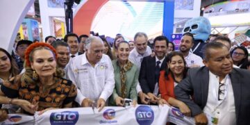 Claudia Sheinbaum, jefa de Gobierno y Miguel Torruco Marqués, titular de la Secretaría de Turismo federal, formalizaron el corte de listón del “Tianguis Turístico México 2023, Ciudad de México”, el encuentro más importante del ramo que por vez primera se celebró en la capital del país.