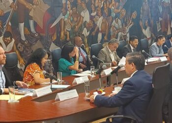 Sheinbaum informó de 3 acuerdos que alcanzaron en el Cabildo: “Atención de fugas por parte del Sistema de Aguas de la Ciudad de México y Alcaldías; distribución de agua en pipas en todas las Alcaldías de acuerdo a sus necesidades, y mantener activas las garzas distribuidoras de agua.