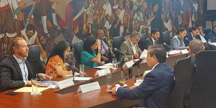 Sheinbaum informó de 3 acuerdos que alcanzaron en el Cabildo: “Atención de fugas por parte del Sistema de Aguas de la Ciudad de México y Alcaldías; distribución de agua en pipas en todas las Alcaldías de acuerdo a sus necesidades, y mantener activas las garzas distribuidoras de agua.