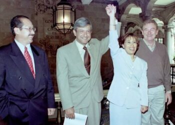 FOTO: Facebook Javier González Garza. De López Obrador hay ingratitud, pues en principio no tenía la residencia para competir por el Distrito Federal en el 2000, pues radicaba en Tabasco, donde pretendía ser candidato a gobernador por segunda ocasión. Robles le consiguió un documento oficial para comprobar que vivía en el DF.