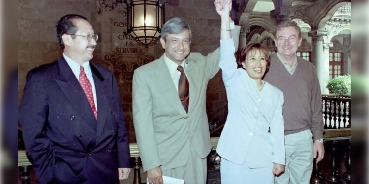 FOTO: Facebook Javier González Garza. De López Obrador hay ingratitud, pues en principio no tenía la residencia para competir por el Distrito Federal en el 2000, pues radicaba en Tabasco, donde pretendía ser candidato a gobernador por segunda ocasión. Robles le consiguió un documento oficial para comprobar que vivía en el DF.