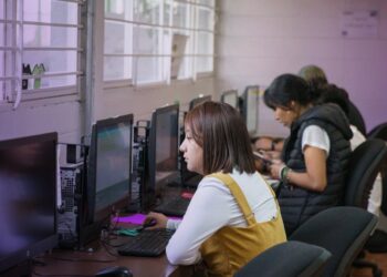 En una revisión del listado de la jefa de Gobierno sobre sus programas sociales y políticas públicas en beneficio de las mujeres, de botepronto surgen dudas: Si todo ello es cierto, ¿por qué quienes reprueban a Claudia Sheinbaum en su mayoría son mujeres? En el mejor de los casos no están comunicando bien, y en el peor, serán muchas falsedades.