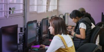 En una revisión del listado de la jefa de Gobierno sobre sus programas sociales y políticas públicas en beneficio de las mujeres, de botepronto surgen dudas: Si todo ello es cierto, ¿por qué quienes reprueban a Claudia Sheinbaum en su mayoría son mujeres? En el mejor de los casos no están comunicando bien, y en el peor, serán muchas falsedades.