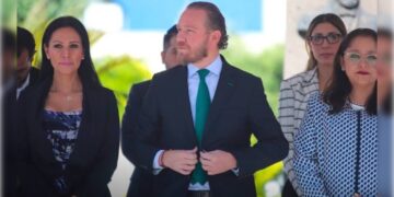 Luego de que un juez le confirmó que hay una investigación ministerial en su contra, a pesar de que la jefa de Gobierno Claudia Sheinbaum lo había negado, el alcalde de Benito Juárez, Santiago Taboada, del PAN, le pidió que jueguen limpio, que sean demócratas, que compitan en las urnas y no pretendan sacar a sus adversarios a la mala de un proceso electoral.