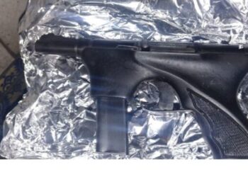 Capturan a 2 hombres que viajaban con 6 subametralladoras en el Metro