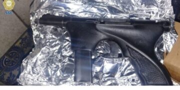 Capturan a 2 hombres que viajaban con 6 subametralladoras en el Metro