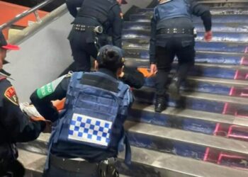 Joven se arroja a vías del Metro en Universidad y policías la SSC la rescatan