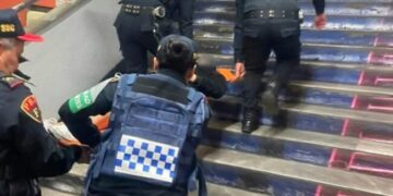 Joven se arroja a vías del Metro en Universidad y policías la SSC la rescatan