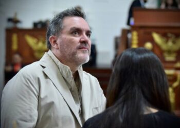 Oposición exhorta a Sheinbaum a definirse sobre el cargo de jefa de Gobierno