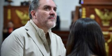 Oposición exhorta a Sheinbaum a definirse sobre el cargo de jefa de Gobierno