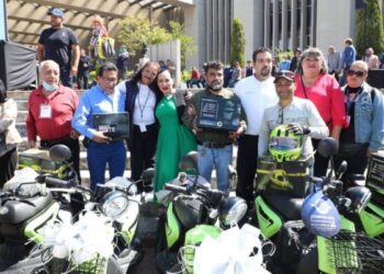 Sandra Cuevas entrega automóviles y motonetas a ganadores de rifa decembrina