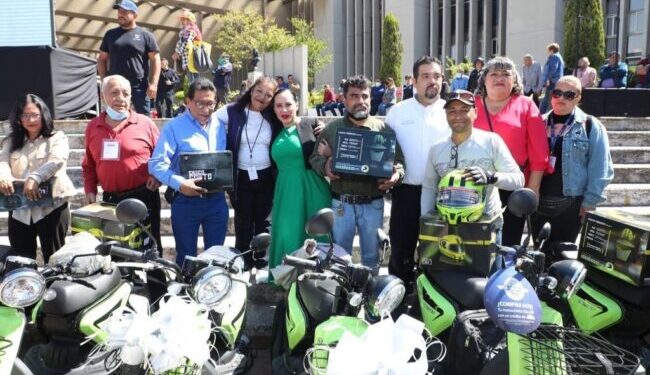 Sandra Cuevas entrega automóviles y motonetas a ganadores de rifa decembrina