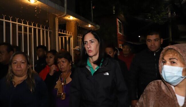 Recorre   Lía Limón zona inundada de la colonia El Capulín
