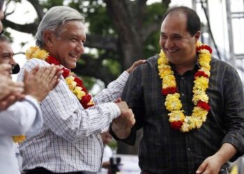 En los últimos días en las conversaciones surgió el escenario de que el nieto del general Lázaro Cárdenas –del mismo nombre y coordinador de asesores de AMLO–, pudiera abanderar a Morena en 2024 para la Ciudad de México.