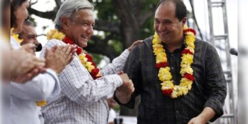 En los últimos días en las conversaciones surgió el escenario de que el nieto del general Lázaro Cárdenas –del mismo nombre y coordinador de asesores de AMLO–, pudiera abanderar a Morena en 2024 para la Ciudad de México.