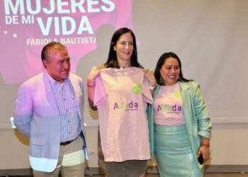 Asiste Lía Limón al conversatorio “Las mujeres de mi vida”