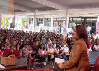 Más de dos mil mujeres de Tláhuac se reúnen entre amigas con Berenice Hernández y Rocío Córdova