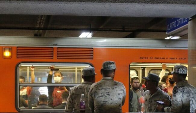 Denuncian homofobia por uniformados de GN en  Metro CDMX