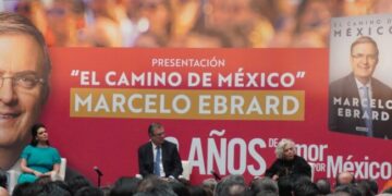 Aclaman a Marcelo Ebrard en presentación de su libro