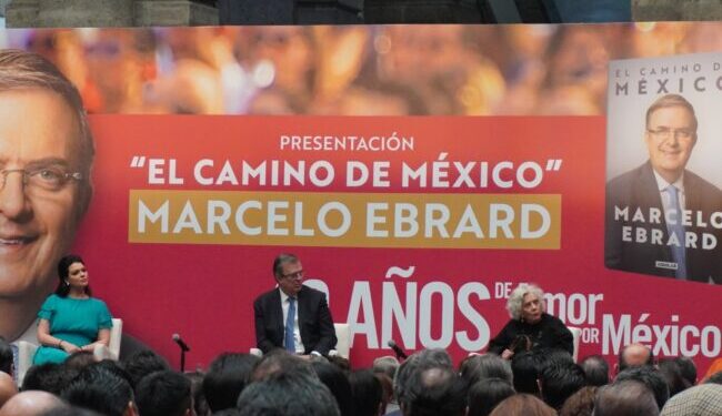 Aclaman a Marcelo Ebrard en presentación de su libro