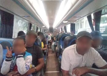 Retiran a migrantes de la Plaza Giordano Bruno en Alcaldía Cuauhtémoc