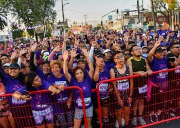 Avenida Tláhuac se pinta de violeta con miles de participantes en la carrera de las mujeres