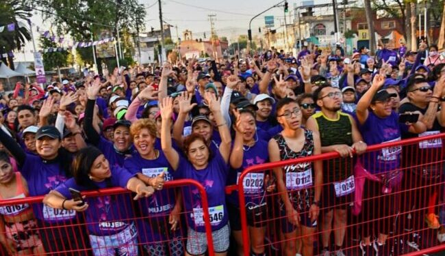 Avenida Tláhuac se pinta de violeta con miles de participantes en la carrera de las mujeres