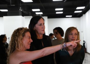 La alcaldesa de Álvaro Obregón, Lía Limón, invitó a las y los habitantes de la demarcación y de otras alcaldías de la CDMX, aprovechando este periodo vacacional, a visitar y disfrutar de la exposición “Universos Paralelos” de los artistas plásticos Emilia Chaillo y Alejandro Dorantes, que tiene lugar en el Centro Cultural San Ángel.