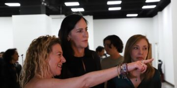 La alcaldesa de Álvaro Obregón, Lía Limón, invitó a las y los habitantes de la demarcación y de otras alcaldías de la CDMX, aprovechando este periodo vacacional, a visitar y disfrutar de la exposición “Universos Paralelos” de los artistas plásticos Emilia Chaillo y Alejandro Dorantes, que tiene lugar en el Centro Cultural San Ángel.