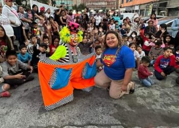 Reparte juguetes, pastel, bolsas de dulces y espectáculos de payasos a menores de edad que viven en las colonias más peligrosas y con altos índices de abandono y marginación de la demarcación territorial, como es el caso de la Doctores, Buenos Aires, Obrera, Paulino Navarro, Centro, Esperanza y Transito.