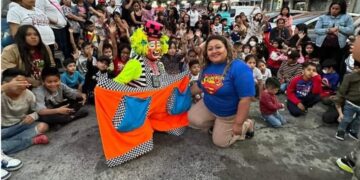 Reparte juguetes, pastel, bolsas de dulces y espectáculos de payasos a menores de edad que viven en las colonias más peligrosas y con altos índices de abandono y marginación de la demarcación territorial, como es el caso de la Doctores, Buenos Aires, Obrera, Paulino Navarro, Centro, Esperanza y Transito.