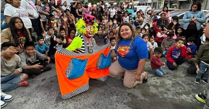 Reparte juguetes, pastel, bolsas de dulces y espectáculos de payasos a menores de edad que viven en las colonias más peligrosas y con altos índices de abandono y marginación de la demarcación territorial, como es el caso de la Doctores, Buenos Aires, Obrera, Paulino Navarro, Centro, Esperanza y Transito.