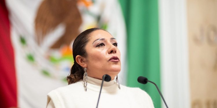 La coordinadora de Morena en el Congreso de la Ciudad de México, Xóchitl Bravo aseveró que entre los legisladores de su grupo parlamentario no están enojados con sus aliados del PVEM y el PT, pues gracias a esa alianza han aprobado reformas constitucionales y a leyes secundarias muy importantes para lo que llaman el segundo piso de la cuarta transformación. FOTO: Especial