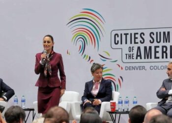 Para la jefa de Gobierno, Claudia Sheinbaum, los proyectos ambientales y de transporte público deben realizarse con justicia social, así lo expuso al participar en la Cumbre de Ciudades de las Américas, que se realizó miércoles y jueves en Denver,