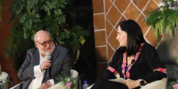 Rinde homenaje Lía Limón a Raquel Delgado, fundadora de la Casa de Cultura Jaime Sabines