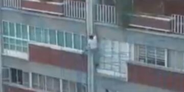 Cae sujeto cuando escalaba un edificio en la Benito Juárez