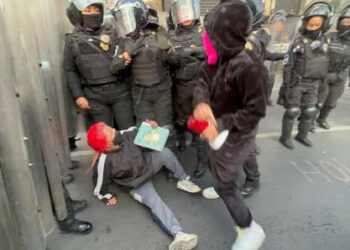 Policías encapsulan a manifestación feminista en Eje Central