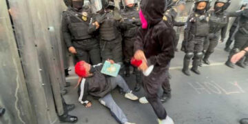 Policías encapsulan a manifestación feminista en Eje Central